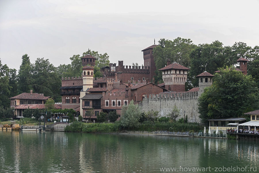 Замок Borgo Medievale на реке По, Турин